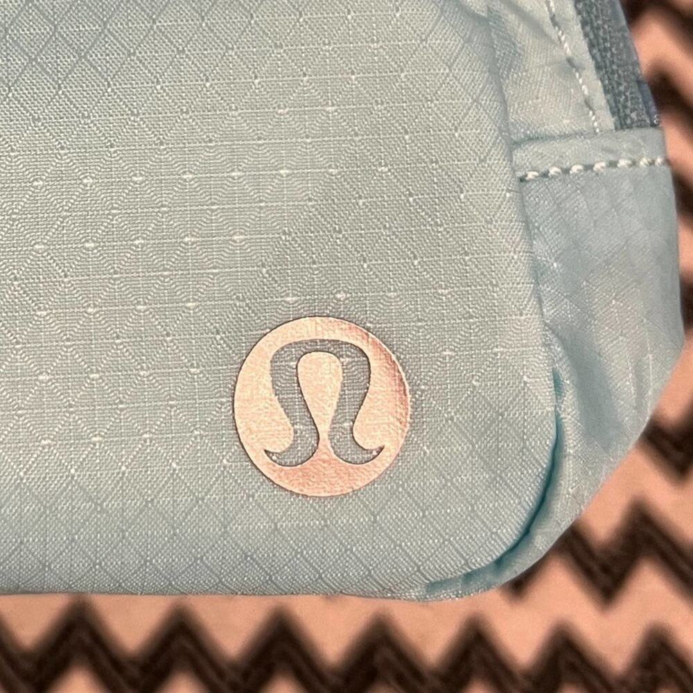 NWT OG Icing Blue/Eton Blue lululemon Everywhere Belt Bag EBB 1L - Picture 3 of 9